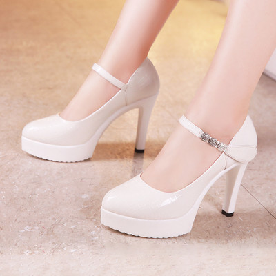 Öko bőrből készült női cipő pántokkal és kövekkel