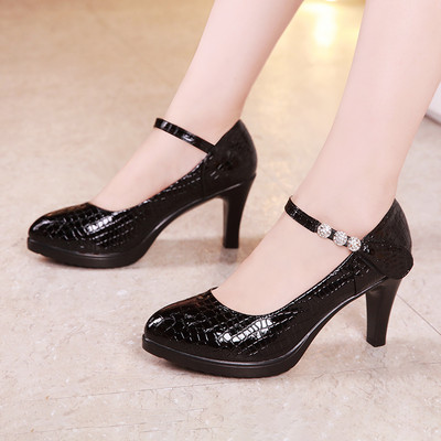 Öko bőrből készült női cipő pántokkal és kövekkel