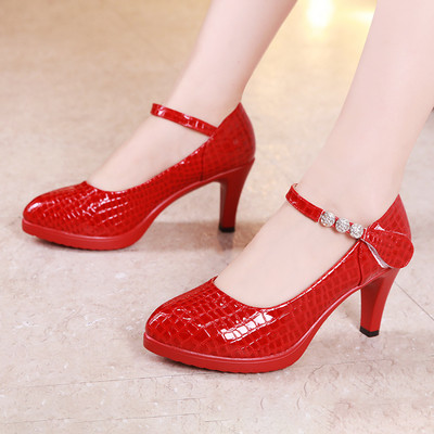 Öko bőrből készült női cipő pántokkal és kövekkel