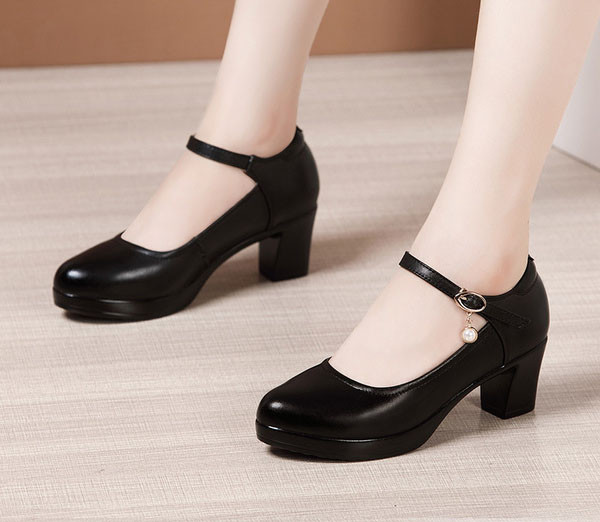 Μοντέρνα γυναικεία παπούτσια με αγκράφα και τακούνι 6 και 12 cm