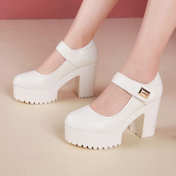 Pantofi de dama rotunjiti cu bretele si decor metalic