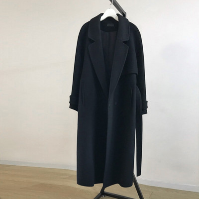 Стилно дълго дамско палто с колан на талията в черен цвят