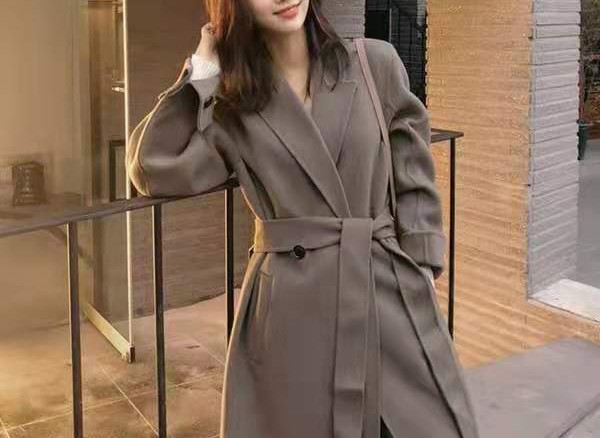 Új modell hosszú női kabát övvel és széles ujjú retro stílusú
