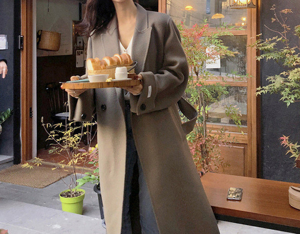 Új modell hosszú női kabát övvel és széles ujjú retro stílusú