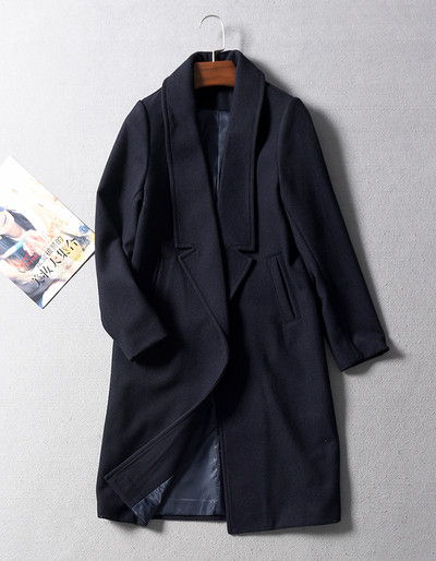 Modern női hosszú kabát fekete zsebekkel