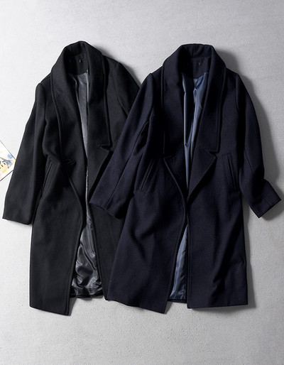 Modern női hosszú kabát fekete zsebekkel