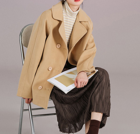 Női rövid gombos kabát - barna színű