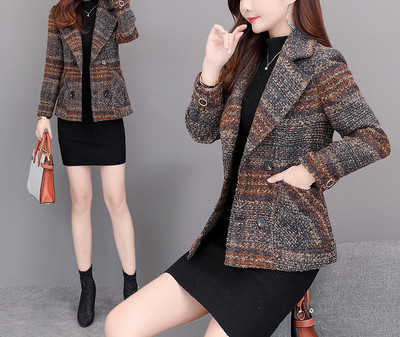 Модерно дамско палто с джобове и шпиц деколте