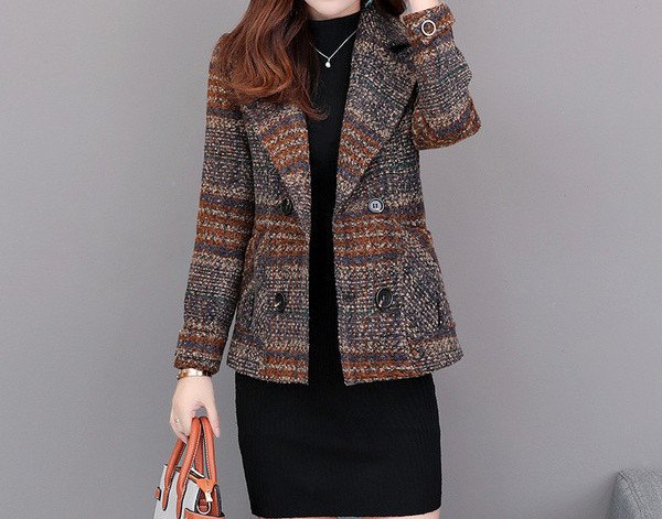 Модерно дамско палто с джобове и шпиц деколте