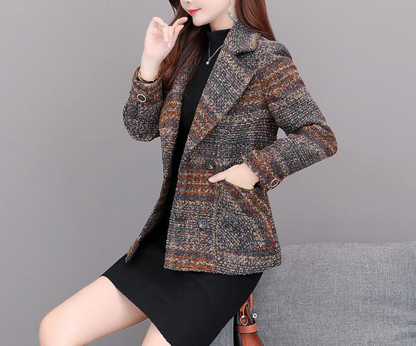 Модерно дамско палто с джобове и шпиц деколте