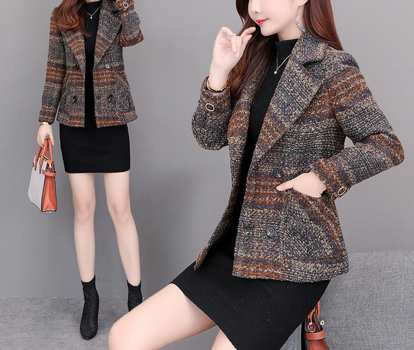 Модерно дамско палто с джобове и шпиц деколте