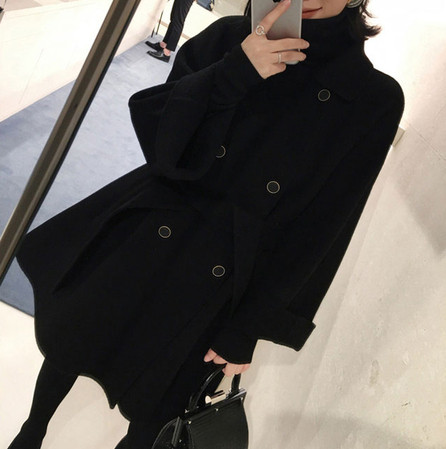 Черно дамско палто с копчета и колан на талията