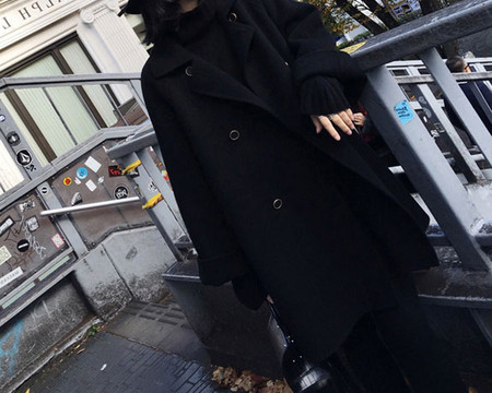 Fekete női kabát gombokkal és derékövvel