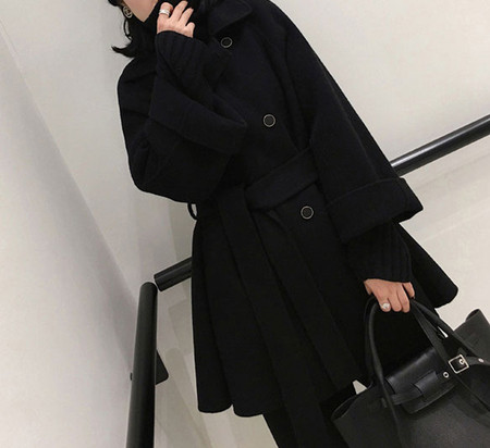 Fekete női kabát gombokkal és derékövvel