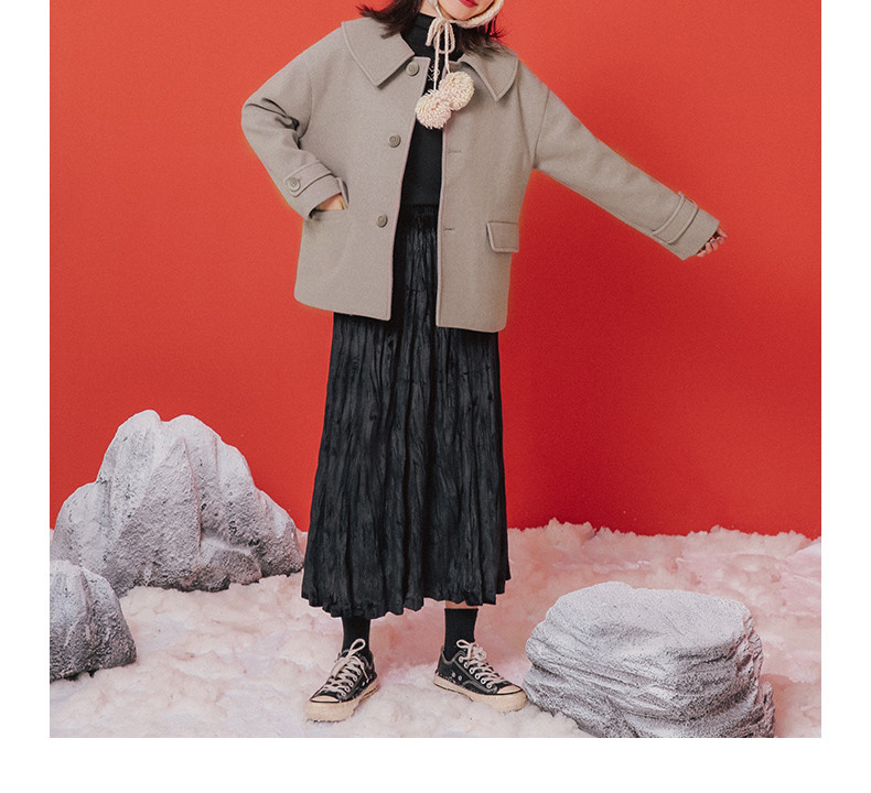 Rövid női kabát gombokkal és gallérral