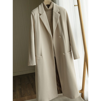 Κομψό γυναικείο μακρύ παλτό με κουμπιά και τσέπες