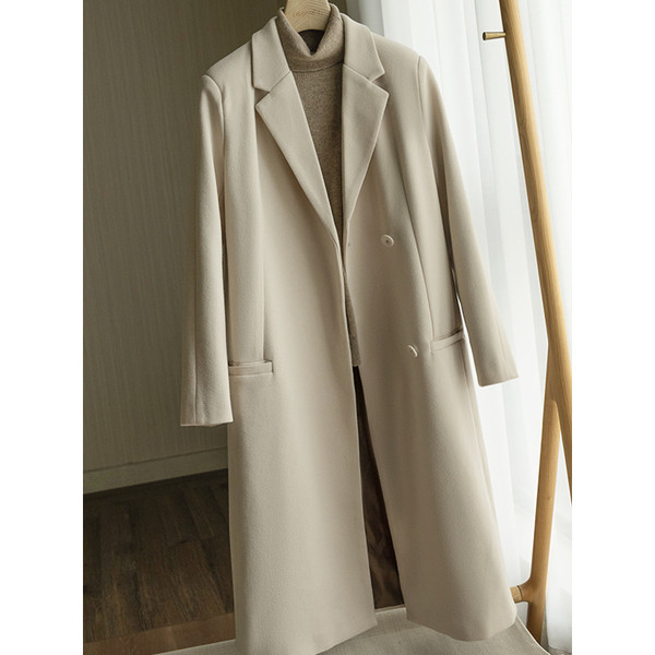 Κομψό γυναικείο μακρύ παλτό με κουμπιά και τσέπες