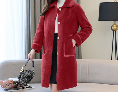 Női pehelykabát zsebekkel és gombokkal