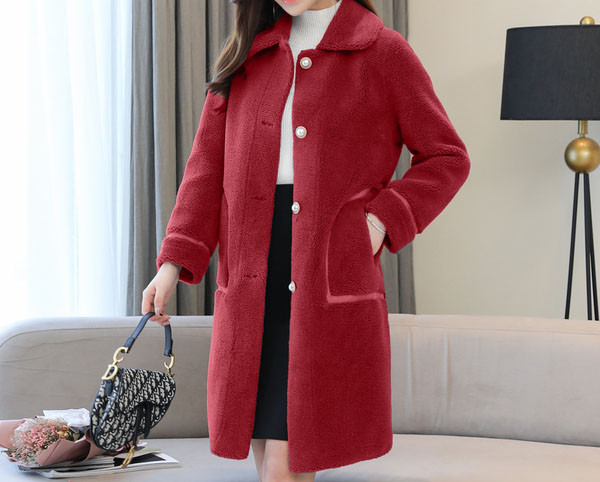 Női pehelykabát zsebekkel és gombokkal