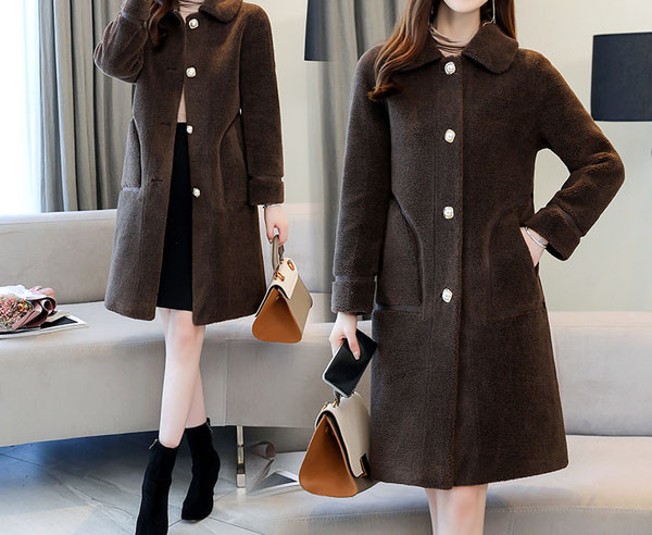 Női pehelykabát zsebekkel és gombokkal