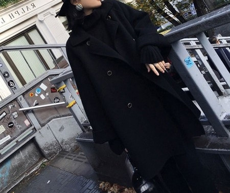 Дамско модерно палто с копчета и колан в черен цвят