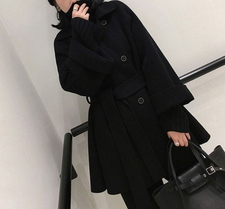 Дамско модерно палто с копчета и колан в черен цвят