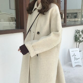 Széles modell női kabát klasszikus gallérral és gombokkal