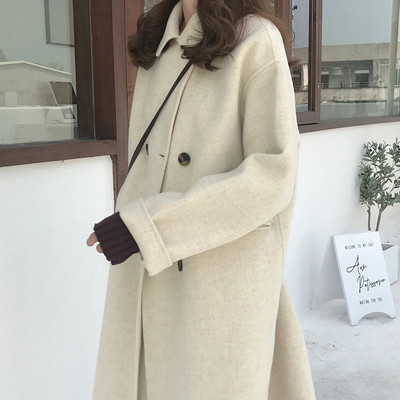 Широк модел дамско палто с класическа яка и копчета