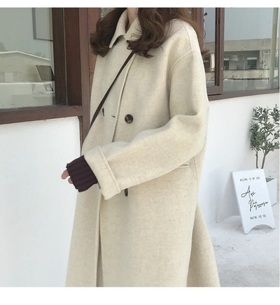 Széles modell női kabát klasszikus gallérral és gombokkal