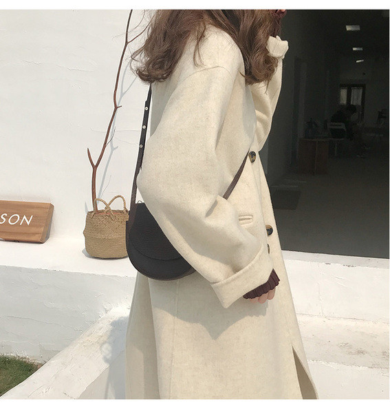 Széles modell női kabát klasszikus gallérral és gombokkal