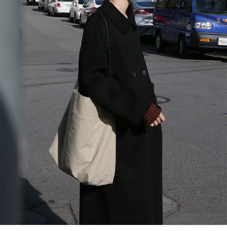 Széles modell női kabát klasszikus gallérral és gombokkal