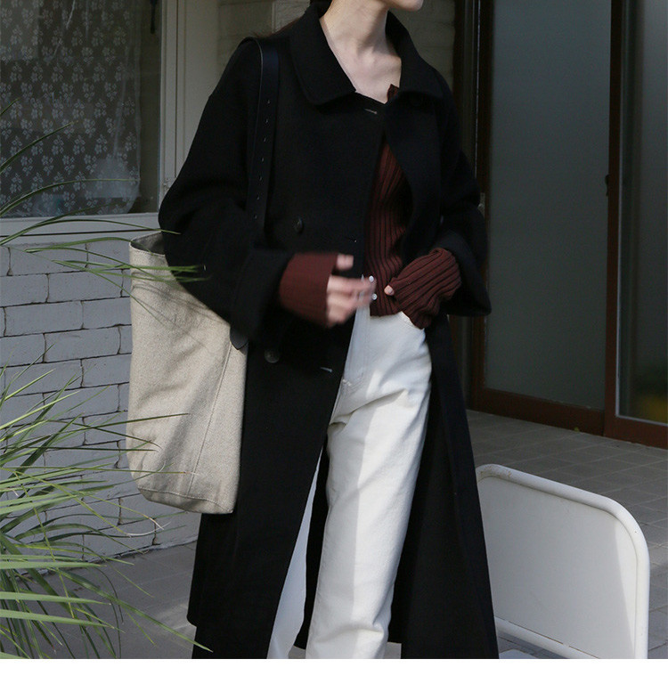 Széles modell női kabát klasszikus gallérral és gombokkal