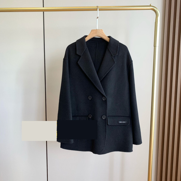 Нов модел дамско палто с шпиц деколте и копчета