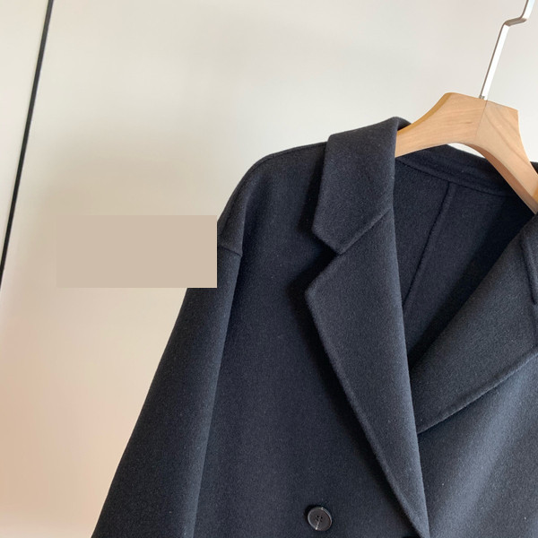 Нов модел дамско палто с шпиц деколте и копчета