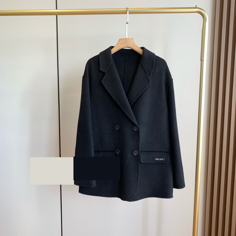 Нов модел дамско палто с шпиц деколте и копчета