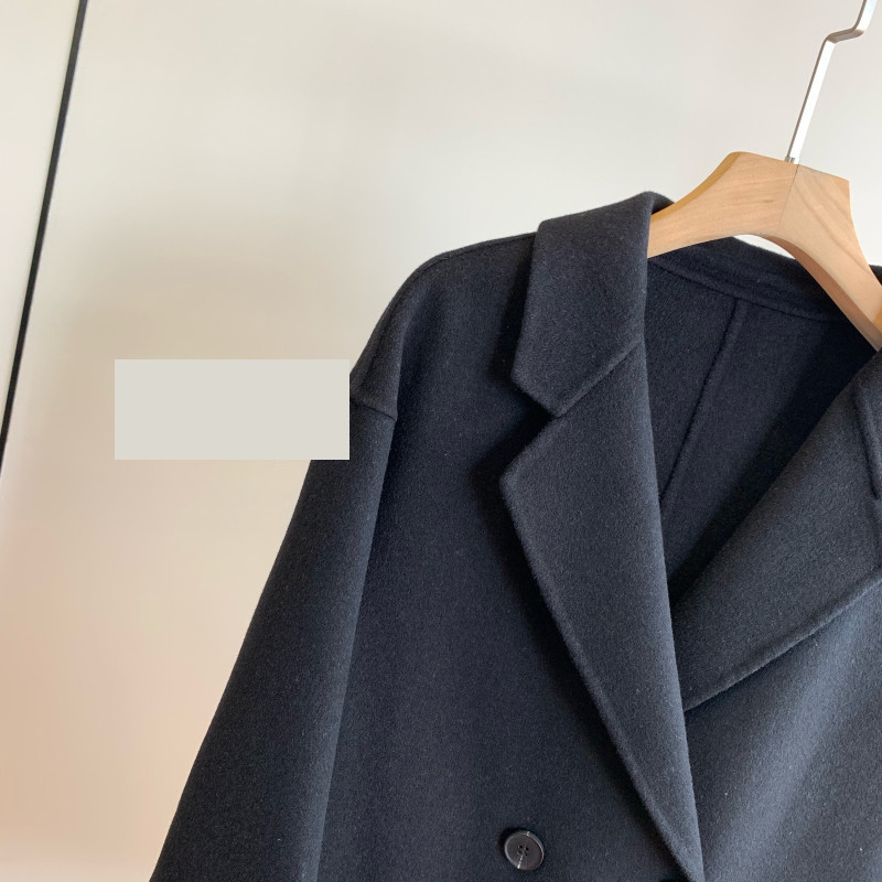 Нов модел дамско палто с шпиц деколте и копчета