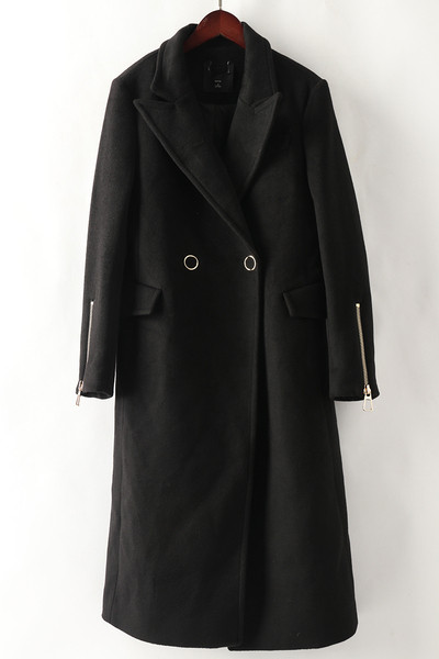 Női hosszú kabát övvel és spitz nyakkivágással