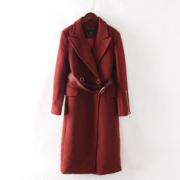 Női hosszú kabát övvel és spitz nyakkivágással