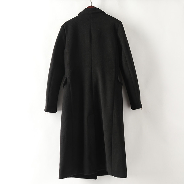 Női hosszú kabát övvel és spitz nyakkivágással