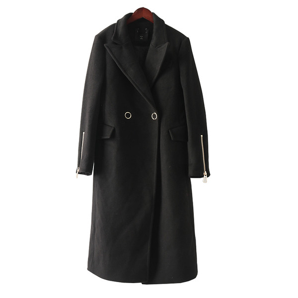 Női hosszú kabát övvel és spitz nyakkivágással