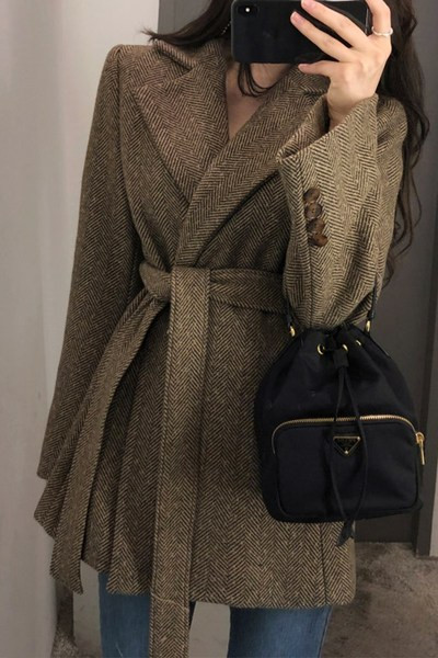 Új modell női kabát övvel és gombokkal