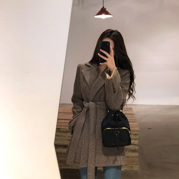 Új modell női kabát övvel és gombokkal