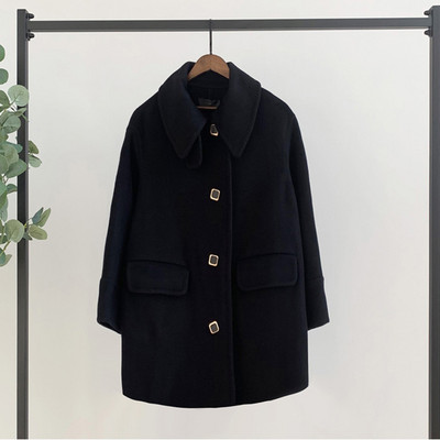 Fekete női kabát gombokkal, két modellben