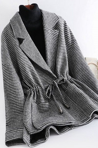 Modern női kabát rövid modell, derékban megkötővel