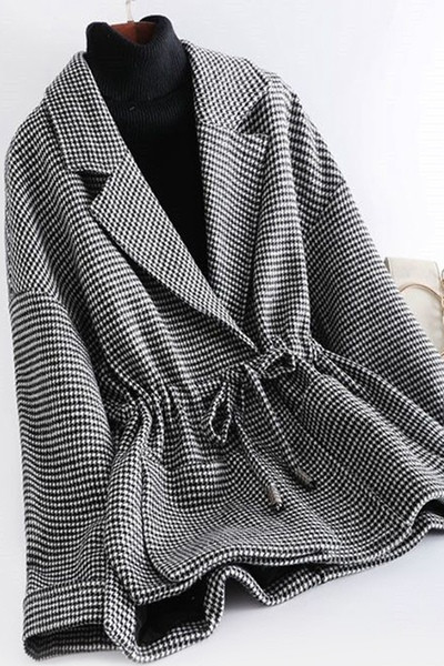 Modern női kabát rövid modell, derékban megkötővel