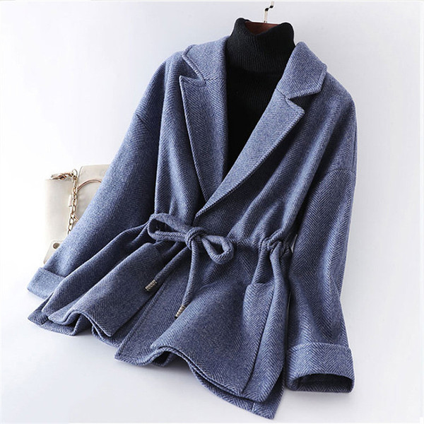 Modern női kabát rövid modell, derékban megkötővel