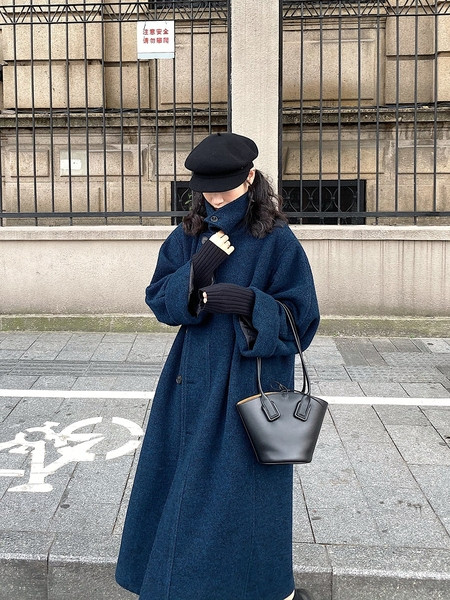 Stílusos női gyapjúkabát gombokkal