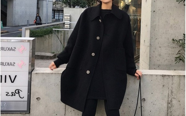Stílusos női hosszú kabát gombokkal és zsebekkel, két színben