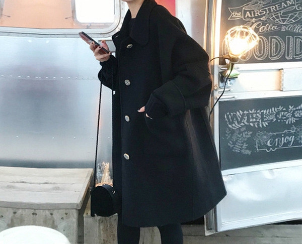 Stílusos női hosszú kabát gombokkal és zsebekkel, két színben