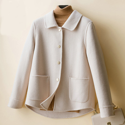 Нов модел късо дамско палто с копчета и джобове